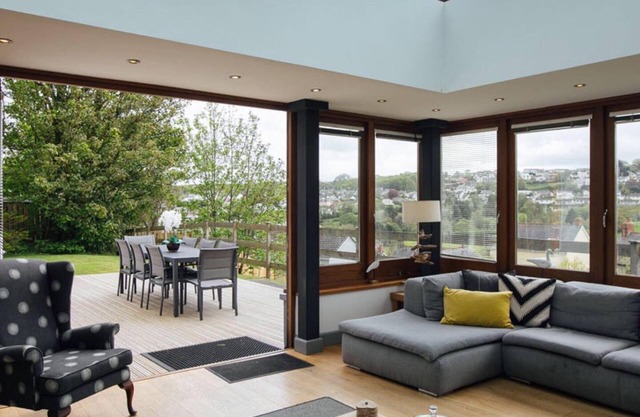 Oaktree Lodge - Luxury Cottage Hot Tub Sea Views