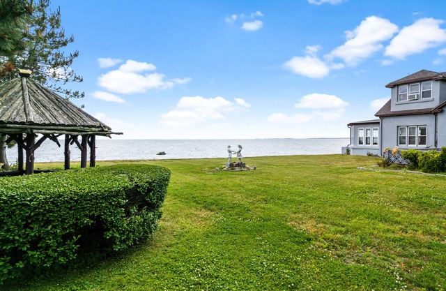 FRENTE AL MAR con gran patio