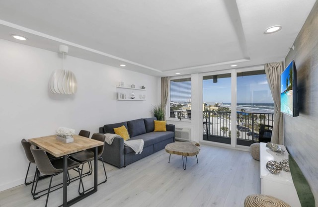 Ocean Front 1 Bed renovated in Daytona Beach
