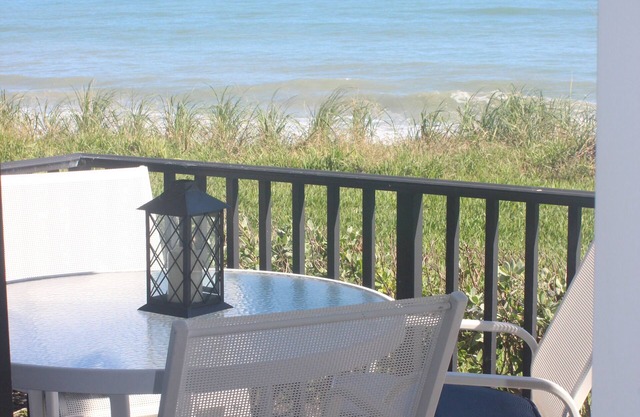 Steps from the Ocean - Condominio bellamente decorado con amplio patio