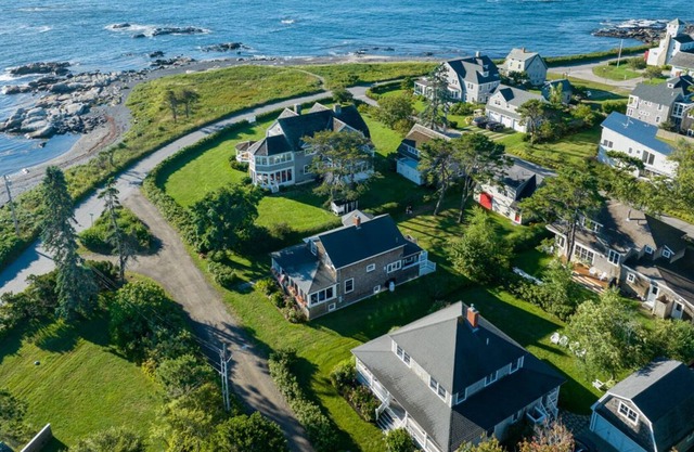 Ocean Home en Biddeford Pool con cuartos de invitados separados por un total de 4 dormitorios / 2. 5 BA.