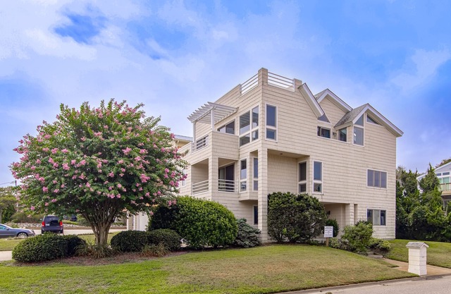 Ocean-view home that is within a 2 minute walk to the beach w/rooftop deck