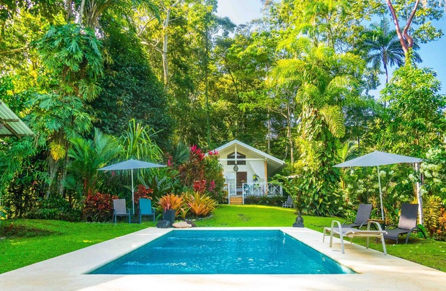 A 300 m de la playa, propiedad de lujo con vista al mar y piscina en la selva.