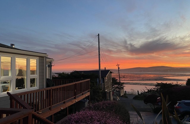Ocean Views with Private Hot Tub, Gourmet Kitchen