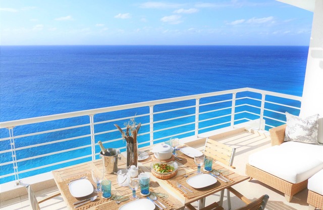 Oceanfront penthouse condo , stylish private 360 stunning views two terraces .