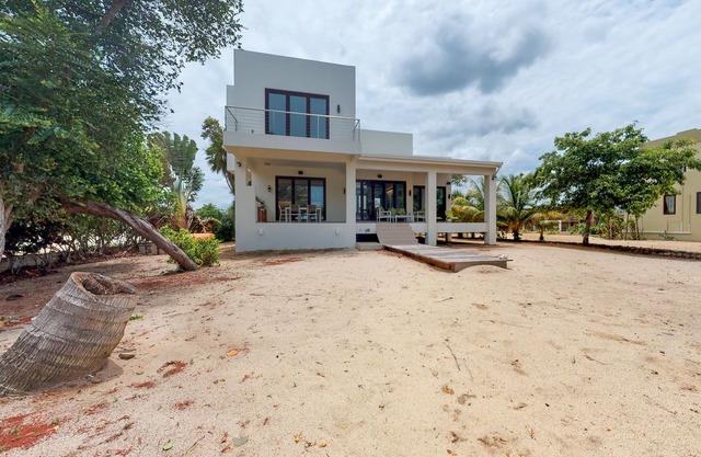Casa frente al mar con playa privada, kayaks, azotea, patio y parrilla