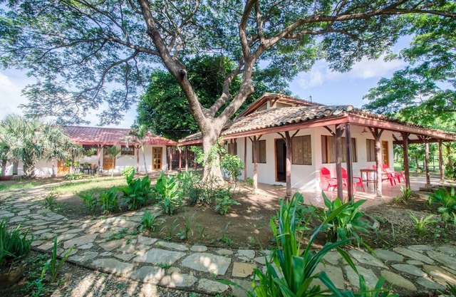 Olas de Astillero SURF Resort en la espectacular Reserva de tortugas Chacocente