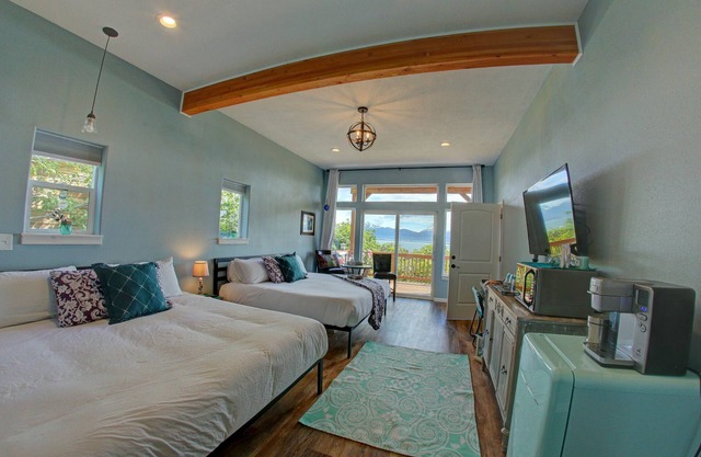 Suite de lujo frente al mar con vista a la bahía de Kachemak y Homer Spit.