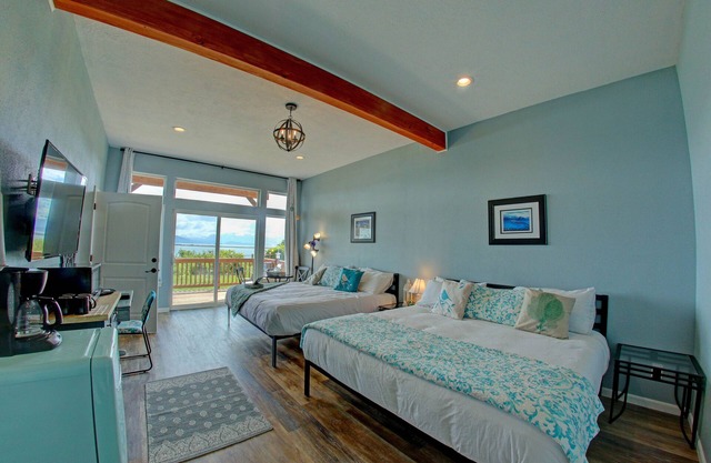 Suite de lujo frente al mar con vista a la bahía de Kachemak y Homer Spit.