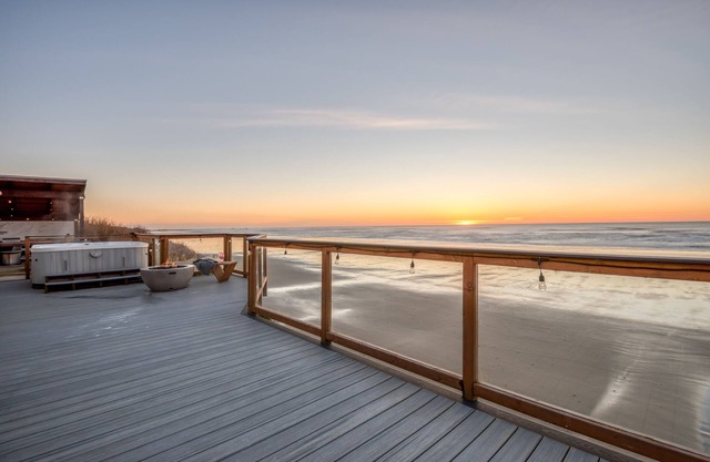 Oceanfront, Pet Friendly, Hot Tub, Amazing Views from the 600 Sq Ft Deck!
