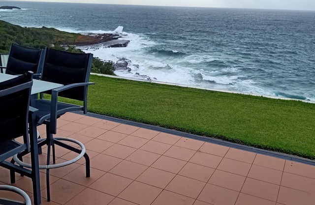 OCEANFRONT, PORT KEMBLA - Sleeps 10 - 4 Bedrooms - + Foldout - Great Views