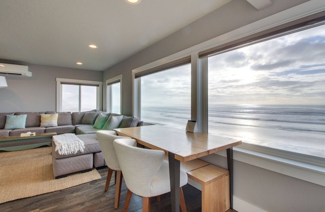 Oceanside Inn 1: Oceanfront w/ 2 primary suites!