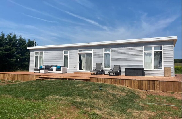 Oceanview haven- steps to the beach in this 2bedroom cottage with large deck