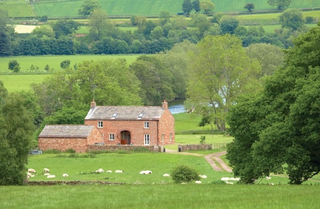 Ofreciendo impresionantes vistas de los Peninos y el río, Udford House se encuentra junto al río Eamont