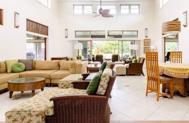 Armonía en el paraíso: gran patio cubierto de casas modernas, con césped y jardines