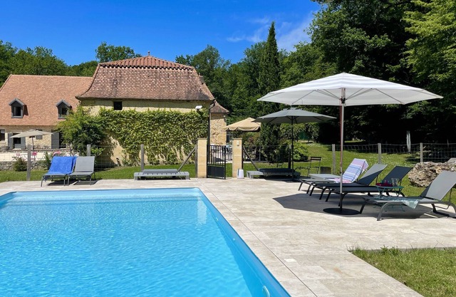 Vieja granja del décimosexto siglo, piscina, tenis en el centro el bosque