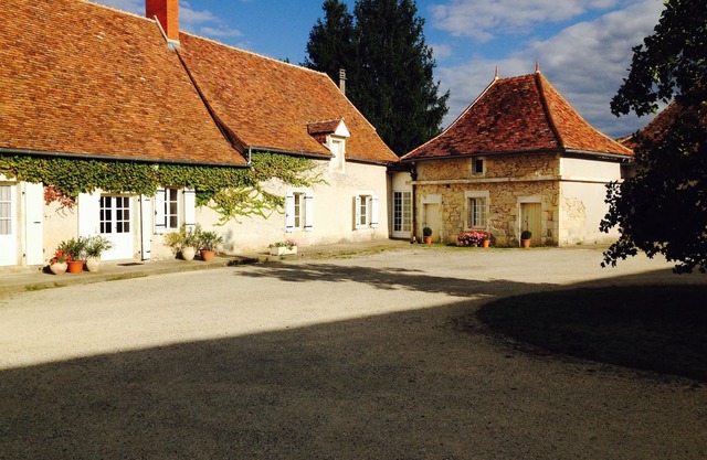 Granja de edad con una gran piscina