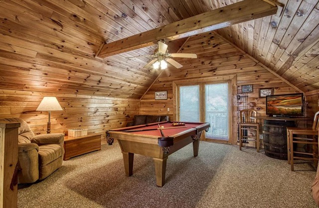Old Glory, Pool Table, Pool access, WIFI, Free Attraction Tickets!