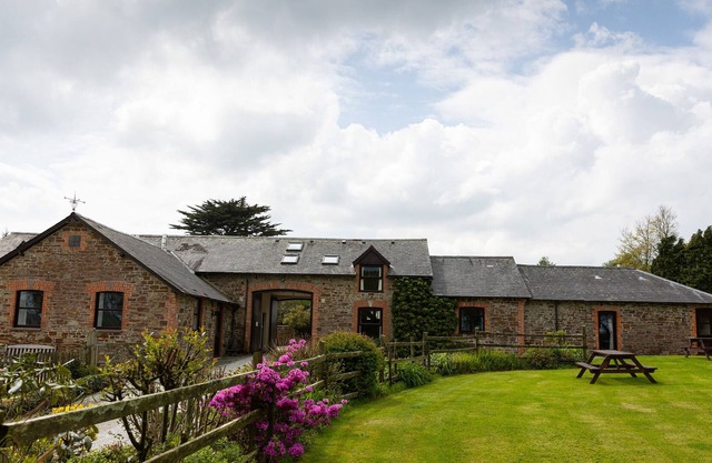 OLD NOG COTTAGE, pet friendly, with pool in Torrington