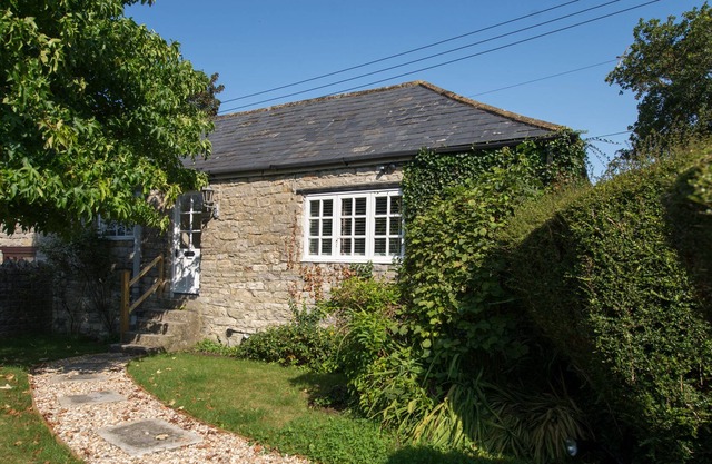 Old Stone Gardeners Cottage en Somerset con un tranquilo jardín apartado