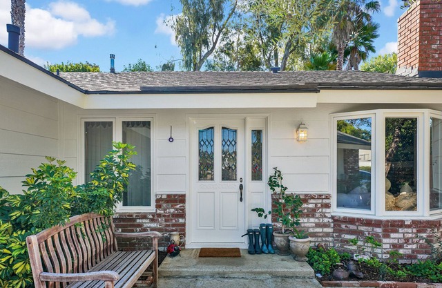 Old World Charm - Elegant Luxury Coastal Cottage - 8 mins to ocean!