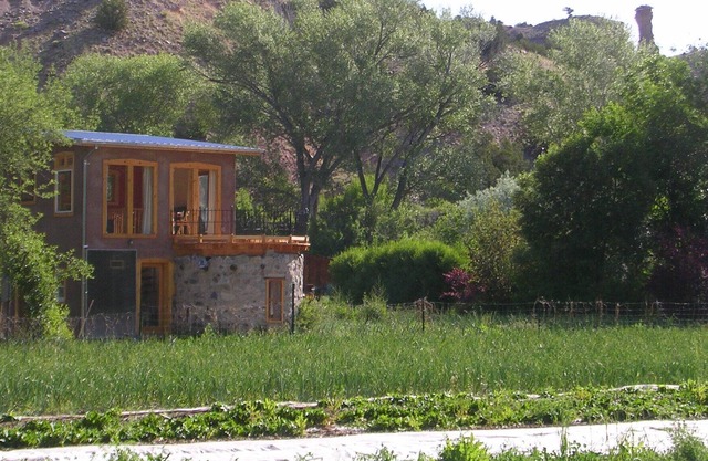 Encanto del Viejo Mundo: The Tower Guest House en una pequeña granja orgánica de ajo