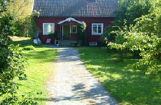 Older cottage by the lake with a boat in Roslagen
