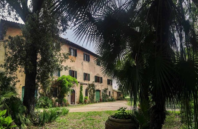 Apartamento en villa rural con parque de árboles seculares a 800 metros del mar.