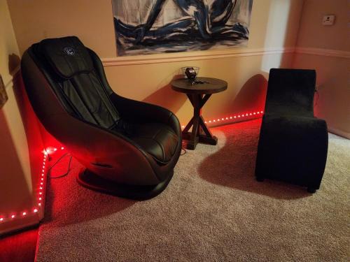 OMG! Adults Only Fun - Word of the Day Pineapples Sleeps 3 Maybe 4 Wink Wink - INSTANT BOOKING Pools & Clubhouse still Open