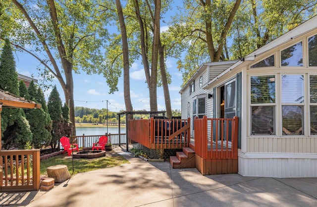 On Lake Minnehaha, The Funky Turtle @ Lakeshore Camp Resort with all the Campground Amenities!