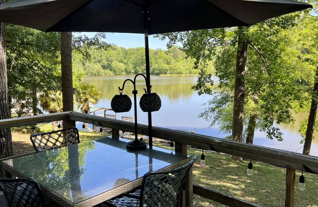 ON THE LAKE Romantic Cottage for 2