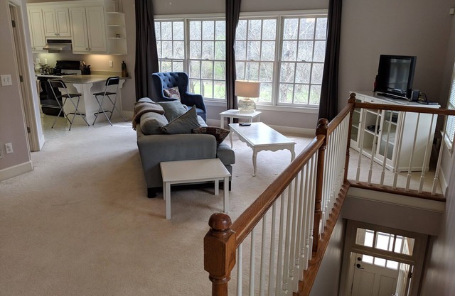 Apartamento de un dormitorio totalmente amueblado en un tranquilo y arbolado lote de 2 acres en Sandy Springs