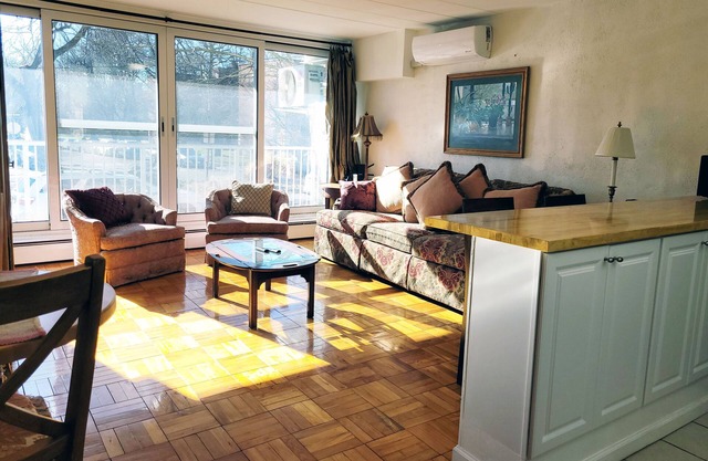 One Bedroom Apartment close to restaurants and LIRR Train Station