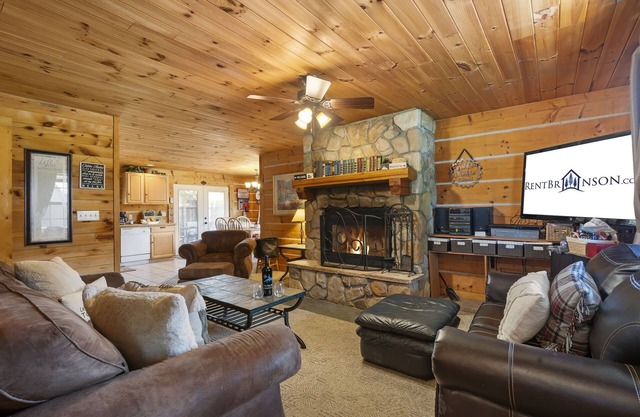 One Level Log Cabin, Free Tickets, Minutes from Big Cedar, Wood Burning Fireplace, Dog Friendly