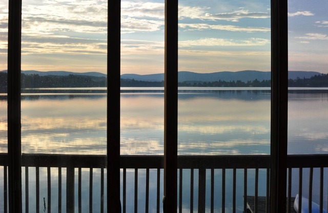 Caspian Lake Front Cottage / Home en el borde de las aguas.
