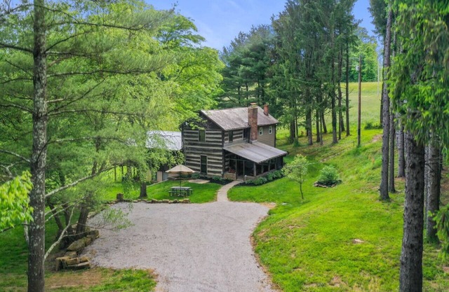 UNA CABINA DE REGISTRO HISTÓRICO TOTALMENTE RENOVADA EN UN TIPO EN 10+ ACRES EN HOCKING HILLS