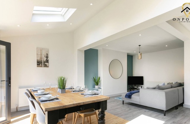 ✰OnPoint- MASSIVE House, PERFECT Location-Parking✰