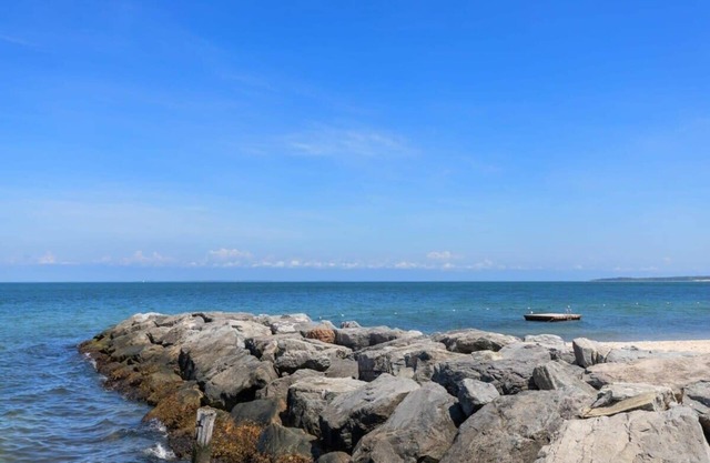 Open Breezy Bungalow with Beach Access By Summer