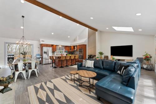 Open Concept-HotTub-Sauna-Billiard-Poker home