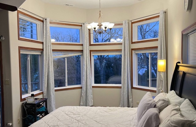Roomy, cozy Diamond Lakefront Home. Big Enough friends/family to be comfortable.