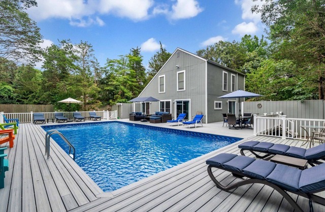 NUEVA LISTA ¡Hermosa casa con gran terraza y piscina climatizada adjunta, acceso a la playa comunitaria de Gardiners Bay!
