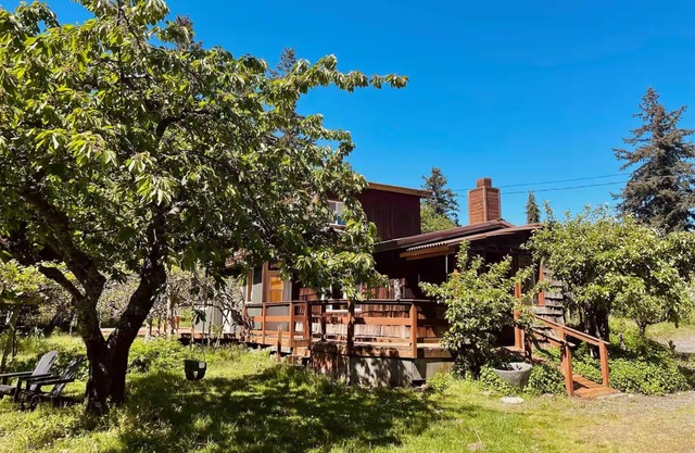 Orchard Farmhouse on Camano Island with WiFi / Ocean View / Fire Pit / Laundry