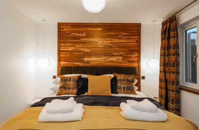 ORCHARD VIEW LODGE, pet friendly, with hot tub in Broadclyst
