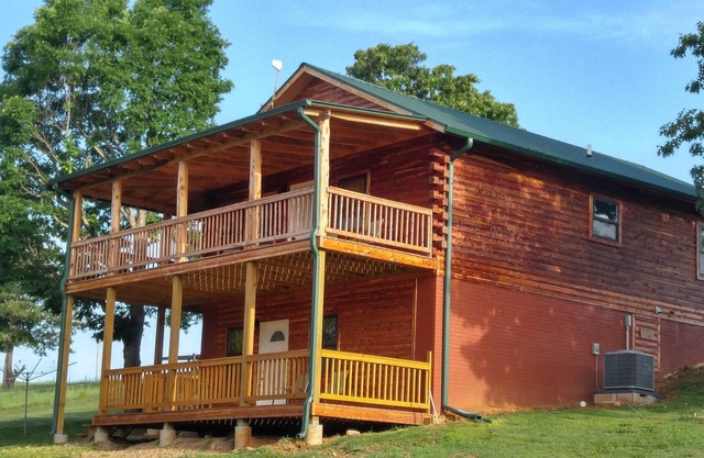 Cabaña de madera prístina con confort moderno