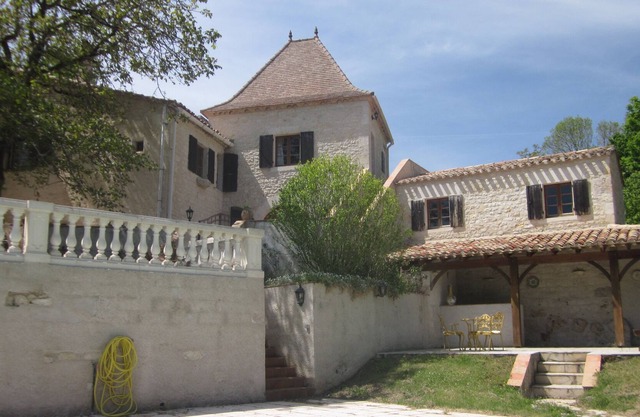 Originalmente construido en la época medieval, la villa ofrece hermosas vistas de Quercy