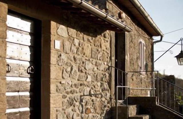 FUERA DEL HORNO En el antiguo pueblo una acogedora casa de piedra en dos niveles.