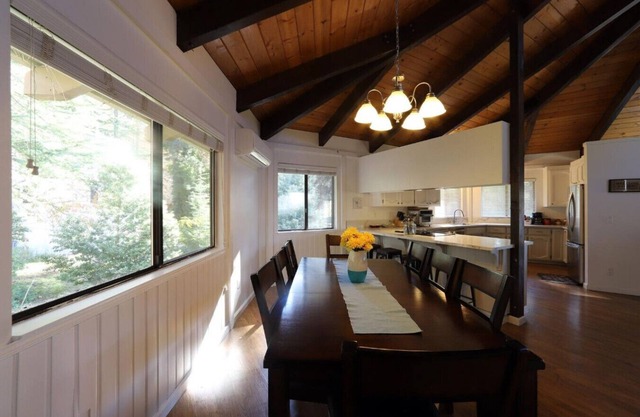 Outdoor Deck - Pool Table - Fireplace - Grill