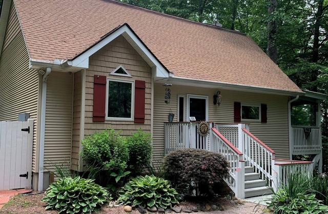Outdoor Living with bed swing and tv!! Close to Lake Glenville!!