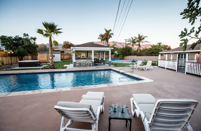 Oasis al aire libre w / piscina, sauna, jacuzzi, cancha de deportes
