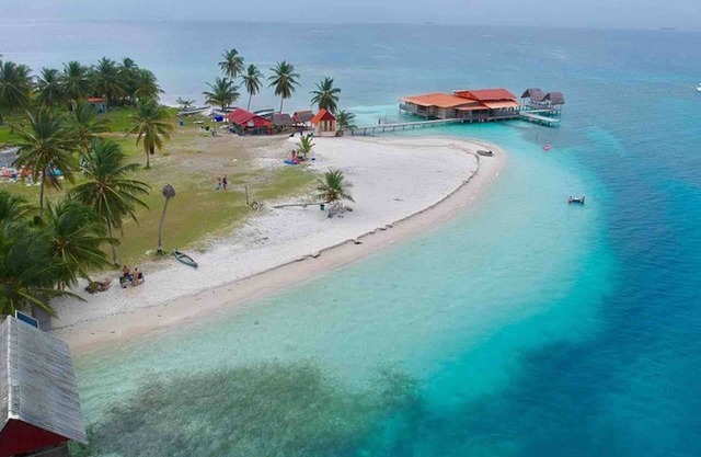 Cabañas sobre el agua de nueva construcción en las islas de San Blas